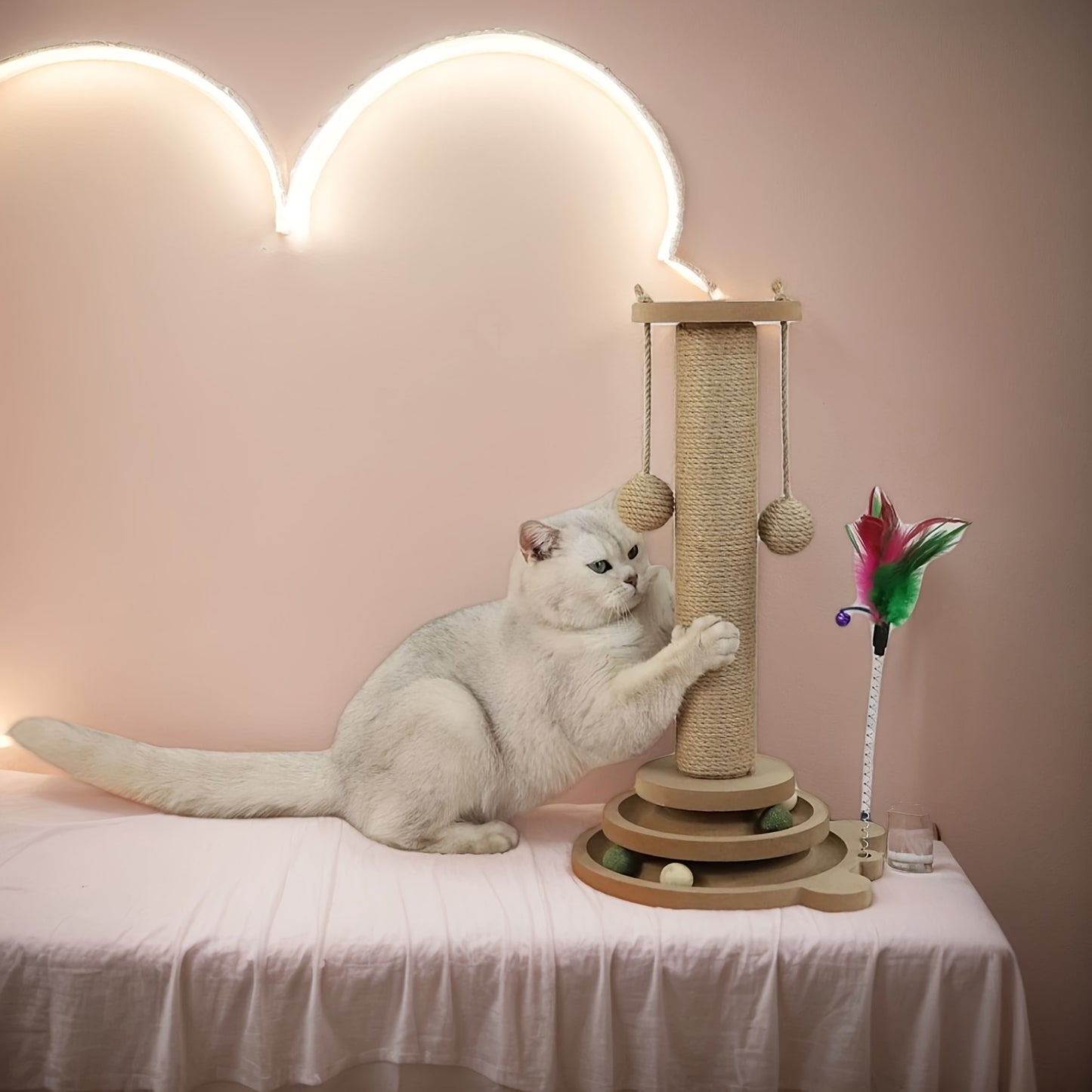 Tour interactive à griffer pour chat en jute durable avec piste à balle et jouets à plumes